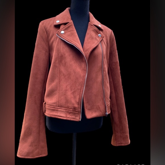 FOREVER 21
Jacket size M 
Brown color - front zipper - pocket - Picture 1 of 16